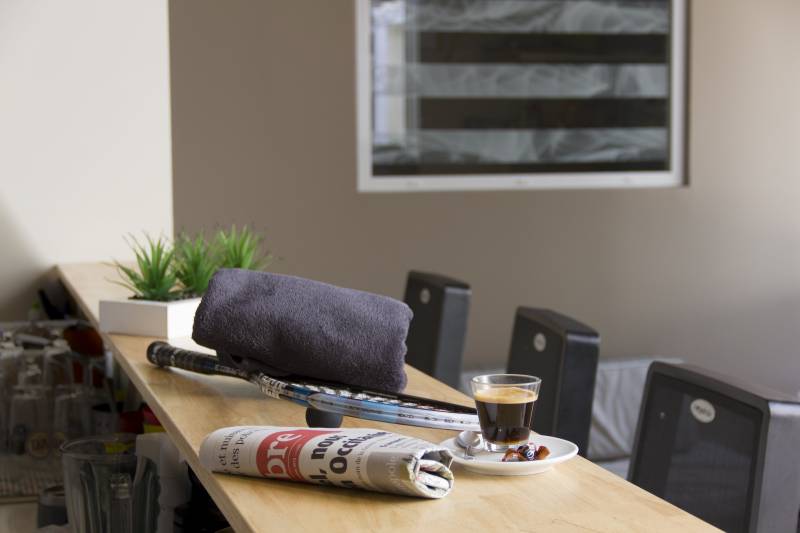 Club rénové, moderne et convivial avec un espace de snacking